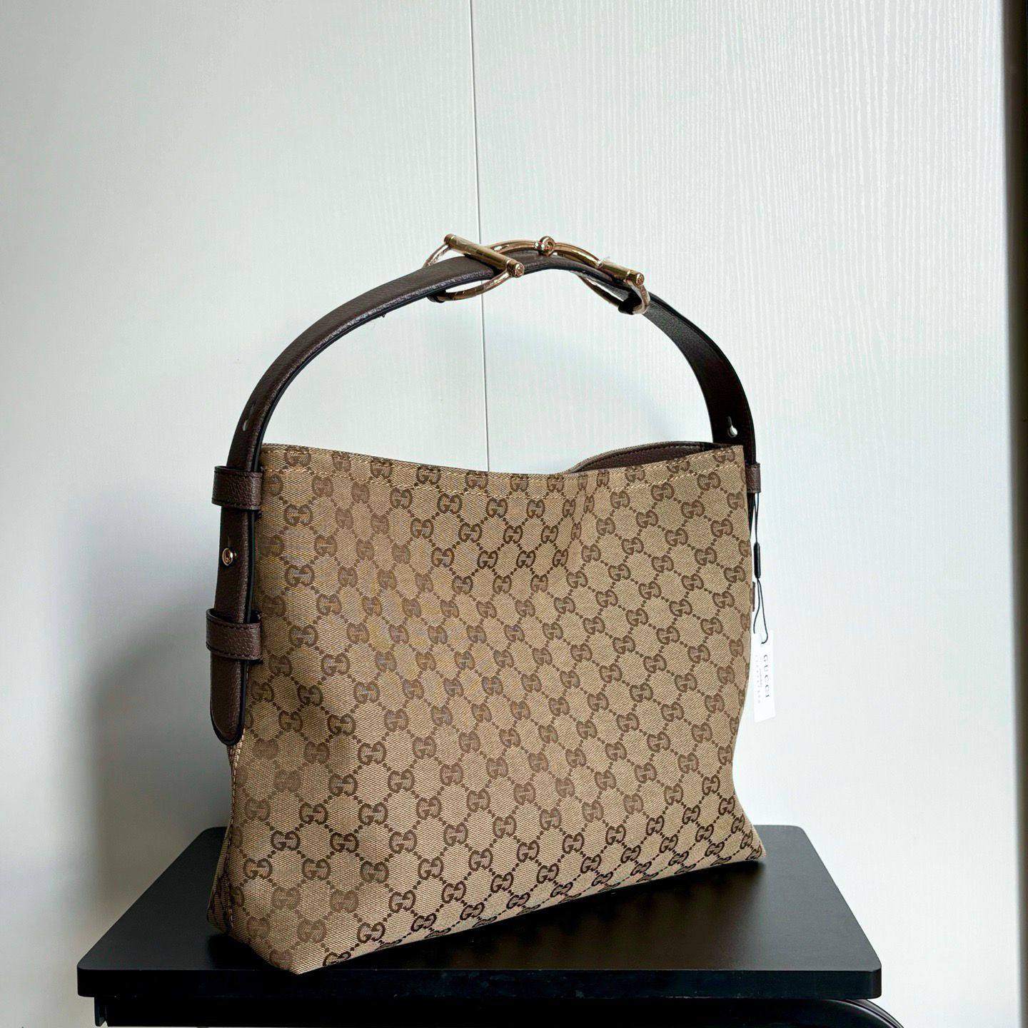 Gucci

 with box 
🎁🎁🎁

size:35×27.5×11cm  
125 dhs🗽

Zain114
♥️♥️♥️
