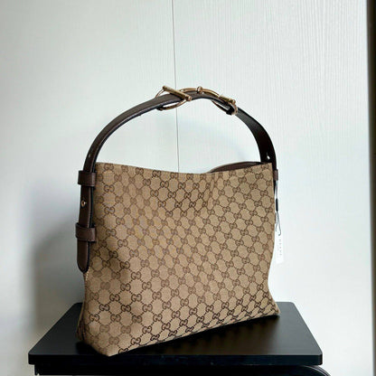 Gucci

 with box 
🎁🎁🎁

size:35×27.5×11cm  
125 dhs🗽

Zain114
♥️♥️♥️