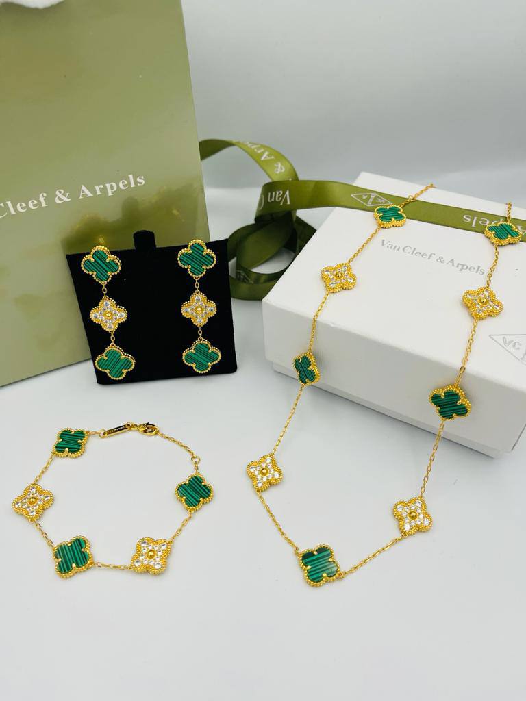 VCA
MASTER SET ✨💫
💎With Stone
NECKLACE BRACELET EARRINGS 
WITH GOOD BOX AND PAPER BAG🛍️🎁 
250 DHS🇦🇪

Zain89
♥️♥️♥️