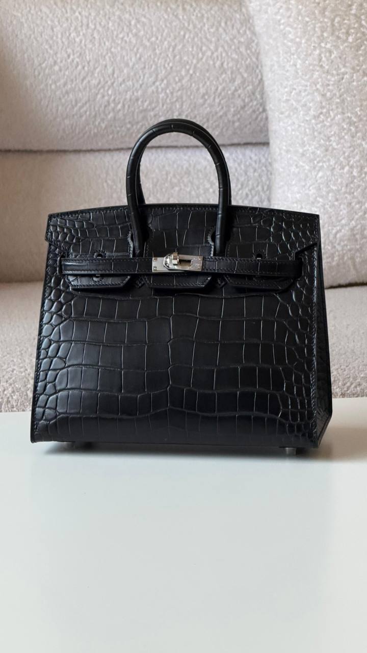 Hermes
Birkin croc 25cm💕master quality😍with box❤️
750 dhs✅

Zain52
♥️♥️♥️