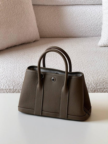 Hermes garden party 
💕master quality😍with box❤️
18 CM 340 dhs🪙🌨️
24 Cm 340 dhs🪙🌨️
30 CM 380 dhs🪙🌨️

Zain52
♥️♥️♥️