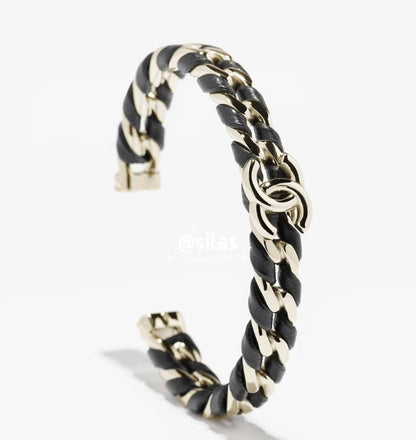 Chanel Bangle* 🪅
Master quality 

55 dhs❣️
normal box 📦

Zain48
♥️♥️♥️