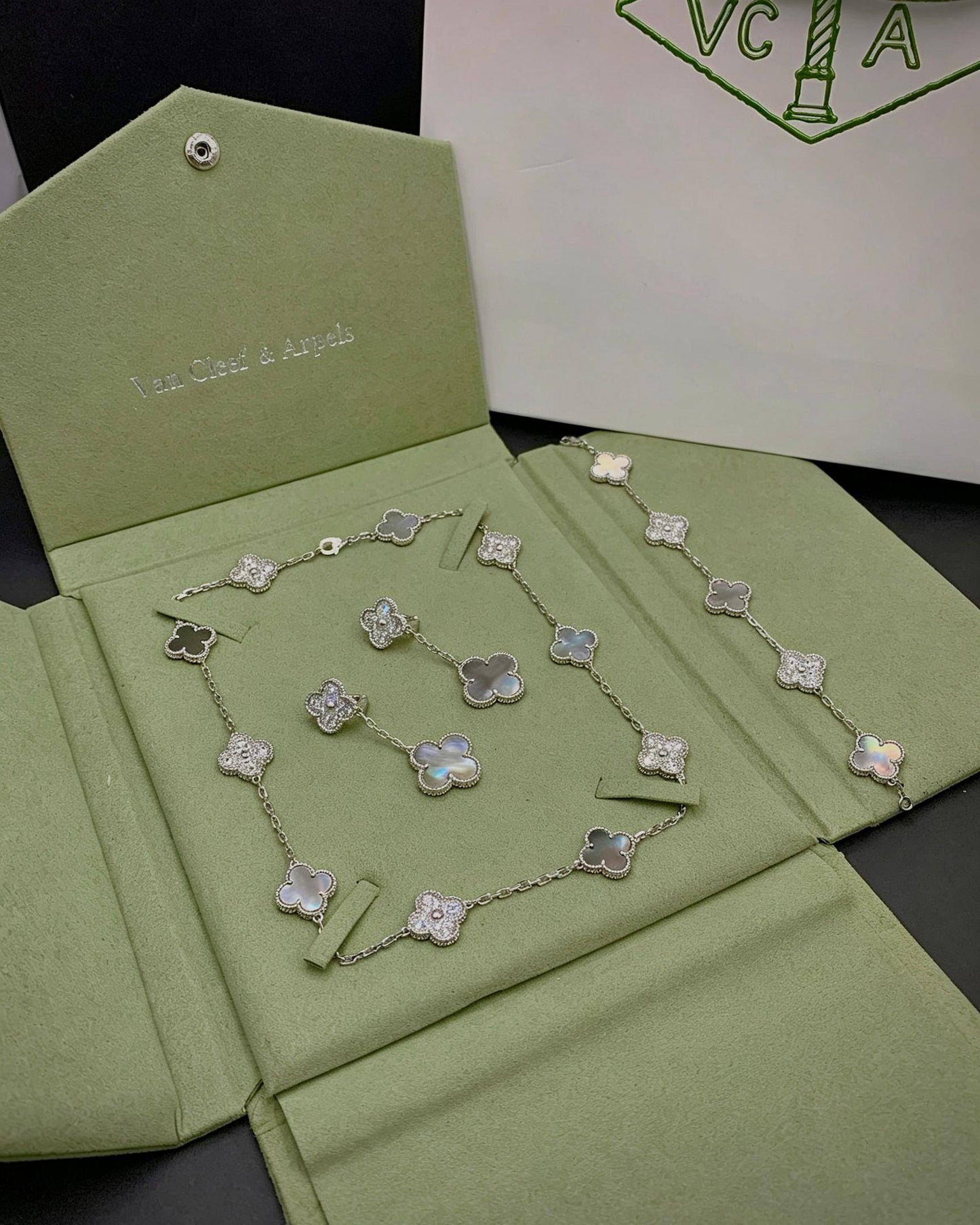 VCA SET
MASTER ✨💫
NECKLACE BRACELET EARRINGS
WITH SMALL BOX AND PAPER BAG 320 dhs✅

WITH SAME BOX AND PAPER BAG 
380 dhs✅


Zain89
♥️♥️♥️