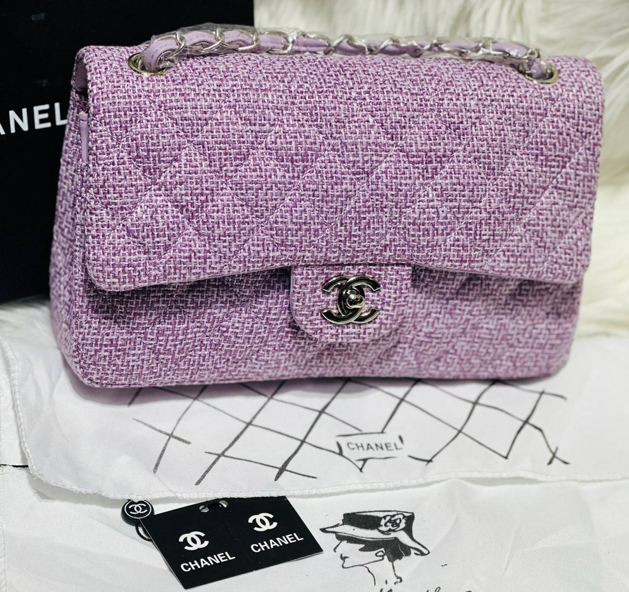 Chanel
good quality, 
comes with box, 
🎁🎁🎁

size... 26 *16 cm
115 dhs💓

Zain12
♥️♥️♥️