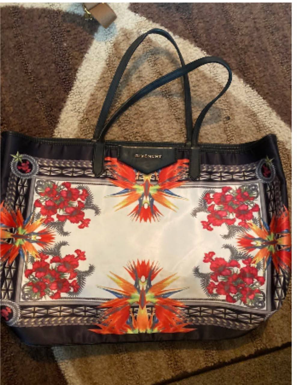 GIVENCHY
90 dhs✅✅
 2in1 
good quality

Zain07
♥️♥️♥️