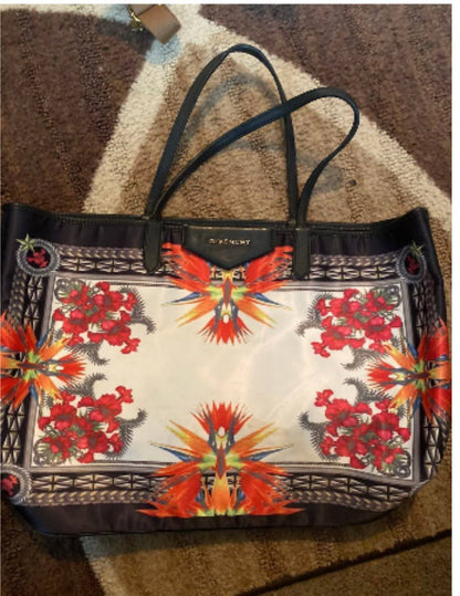 GIVENCHY
90 dhs✅✅
 2in1 
good quality

Zain07
♥️♥️♥️