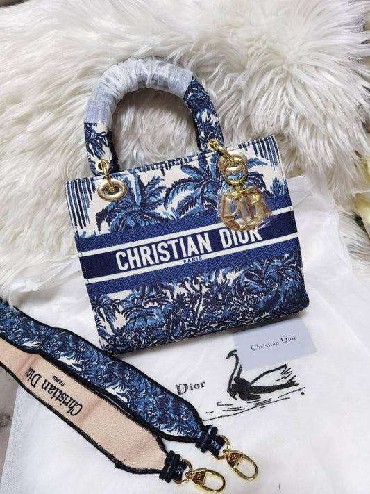 💗 Lady Dior
1⃣️ First quality
Size : 24 * 20 cm
85 dhs❣️

Zain115
♥️♥️♥️