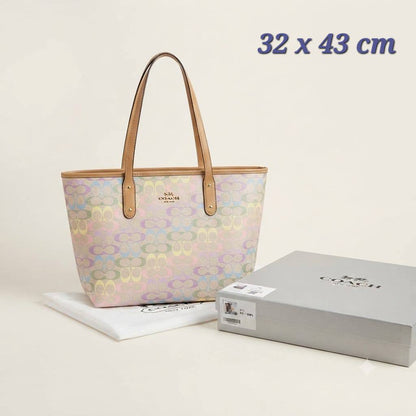 COACH City Zip Tote
Signature Coated Canvas
With zipper type
Gold hardware
With BOX
Large size

100 dhs🇦🇪🇦🇪

Zain239
♥️♥️♥️