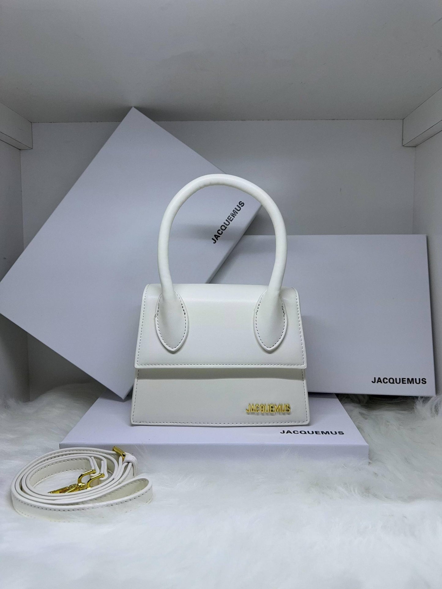 Jacquemus
✨✨NEW ✨✨
95 dhs💓

with box
🎁🎁🎁

Zain38
♥️♥️♥️
