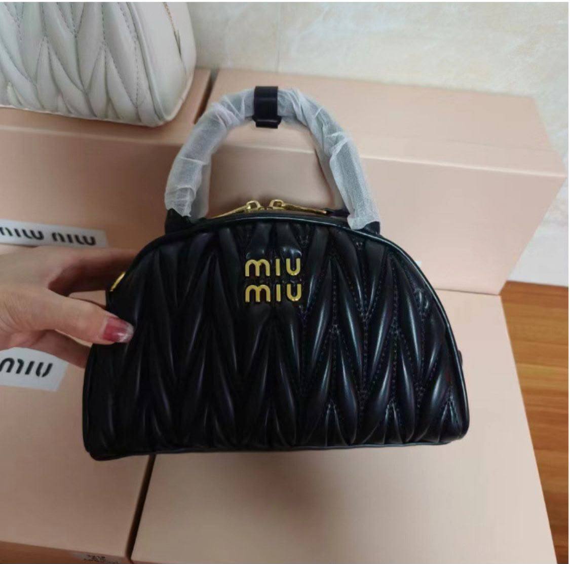 Miu Miu
100 dhs✅
With box
Size25cm

Zain219
♥️♥️♥️