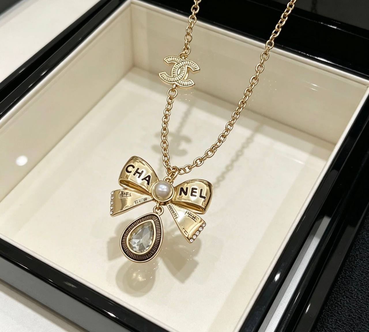 CHANEL❤️‍🔥*
Necklace🦋
Earring🌸
Master quality 💯
With normal boxes 🗃️ 
110 dhs✅
With master box 📦 
130 dhs✅

Zain216
♥️♥️♥️