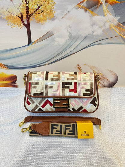 Fendi 
Best quality with box’s 
120 dhs✅
size 26 cm

Zain290
♥️♥️♥️