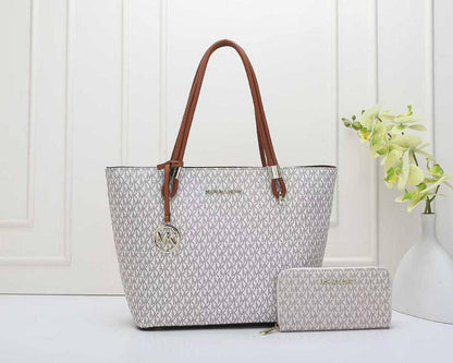MK 
NEW CAME GOOD QUALITY 
105 dhs👑
SIZE : 32cm

Zain39
♥️♥️♥️
