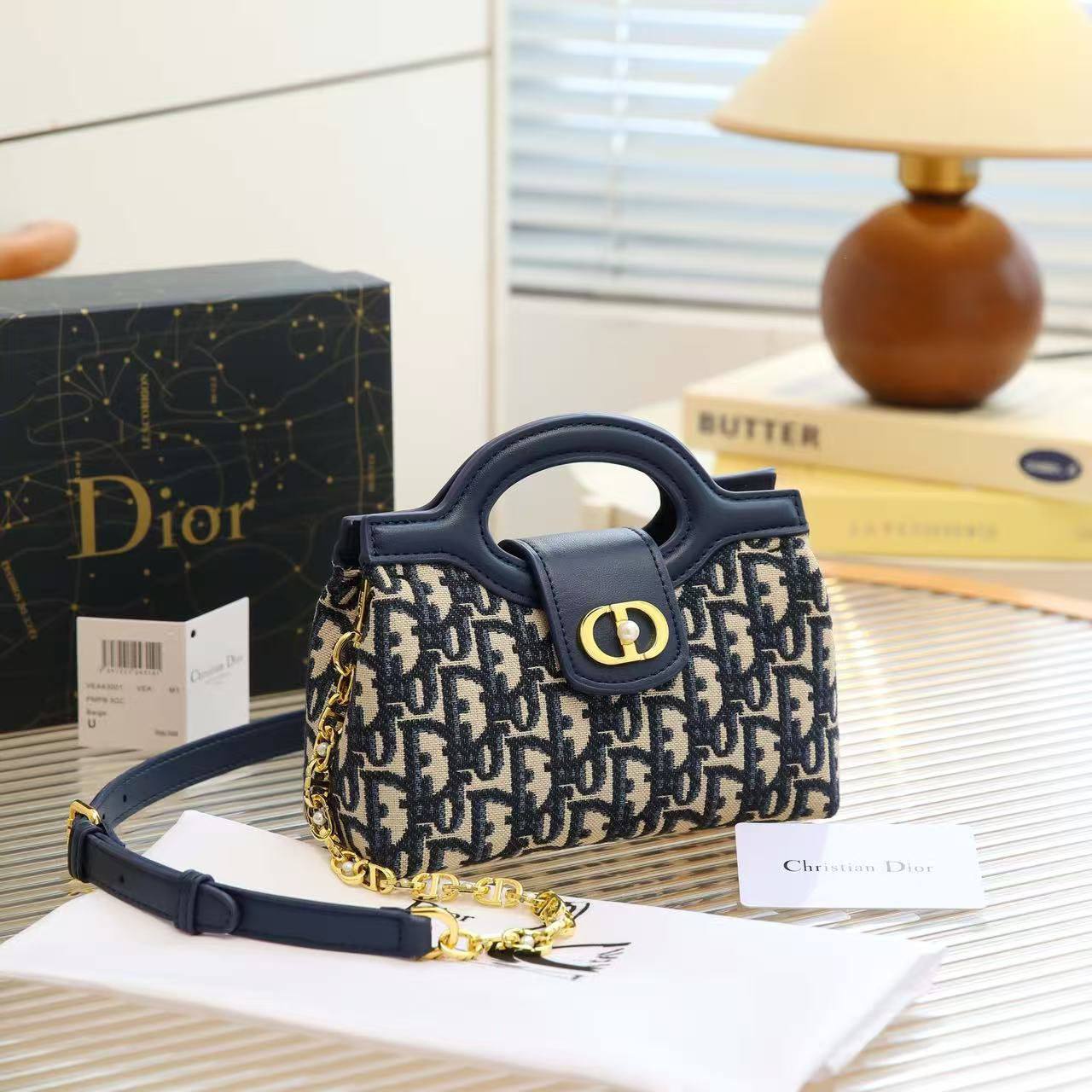 Dior 

with box 
🎁🎁🎁

105 dhs🪙🌨️

Zain177
♥️♥️♥️