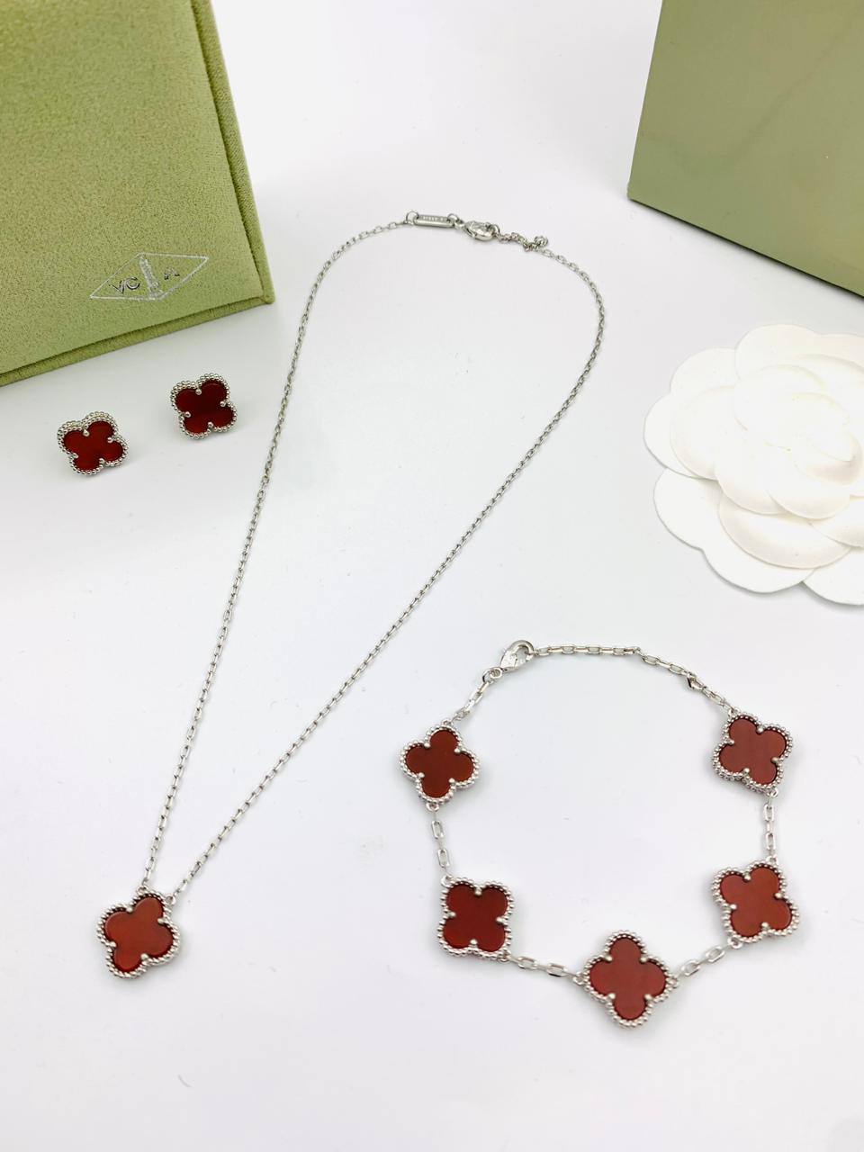 SET VCA
140 DHS✅
MASTER✨💫
WITH GODD BOX AND PAPER BAG 🛍️🎁

Zain89
♥️♥️♥️