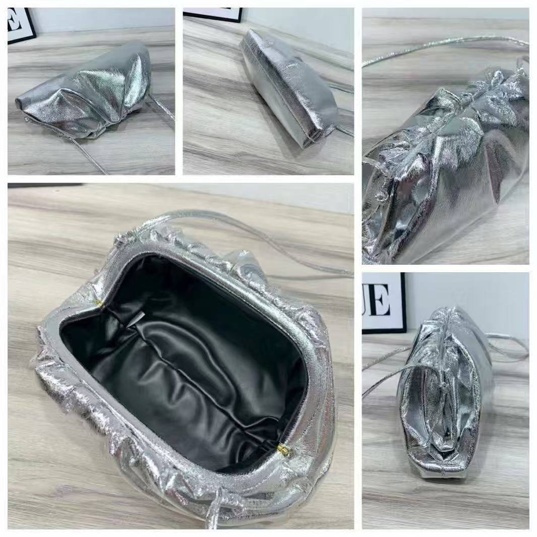 BOTTEGA 
NEW CAME BIG SIZE 
GOOD QUALITY
115 dhs🪙🌨️

Zain39
♥️♥️♥️