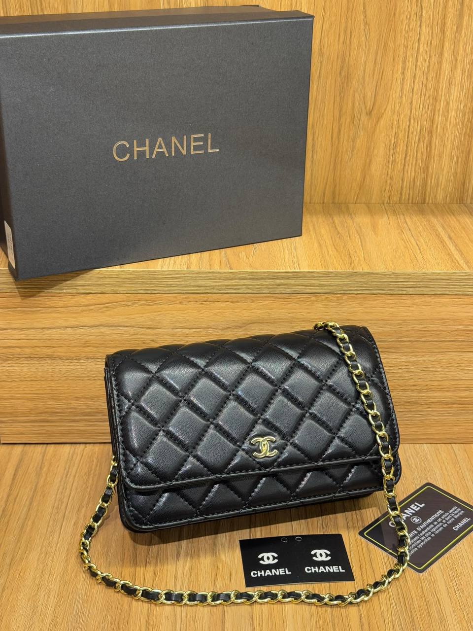 Chanel 
Best quality with box’s 
90 dhs🇦🇪🇦🇪
size 19 cm

Zain290
♥️♥️♥️
