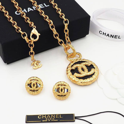 Chanel Set* 🍁
Necklace 
Earrings 
*Master Quality* 🌿

110 dhs🪙💚 normal box 📦

Zain48
♥️♥️♥️