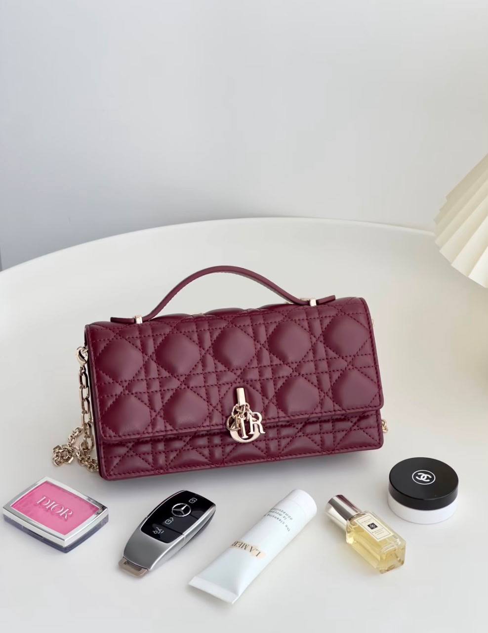 Dior
110 dhs✅
size：22cm
Good-quality 

with box🎁🎁🎁

Zain35
♥️♥️♥️
