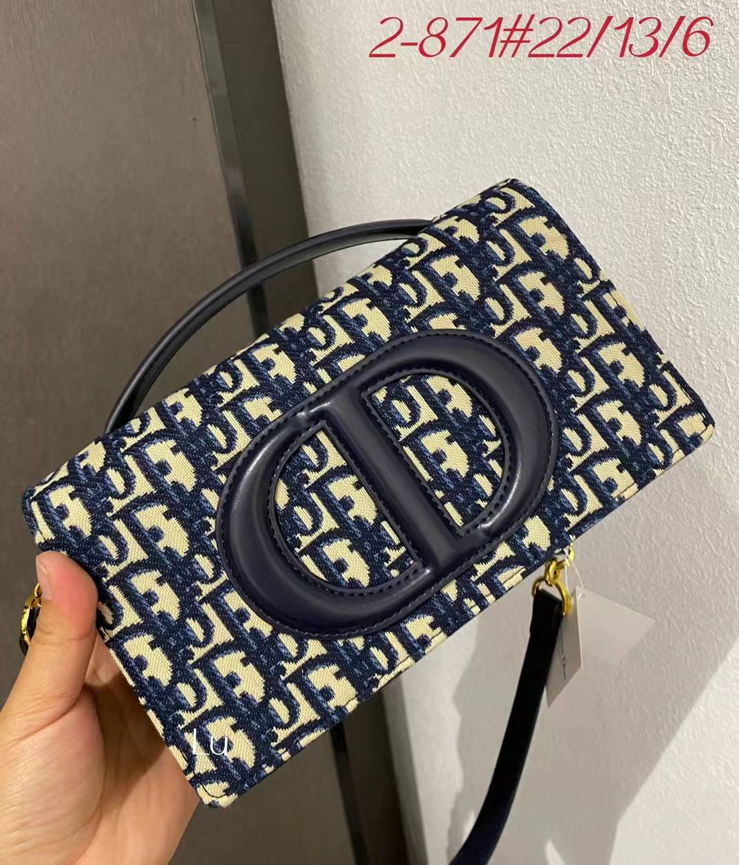 DIOR 
120 dhs✅

Best quality 

with box
🎁🎁🎁

size 22 CM

Zain290
♥️♥️♥️