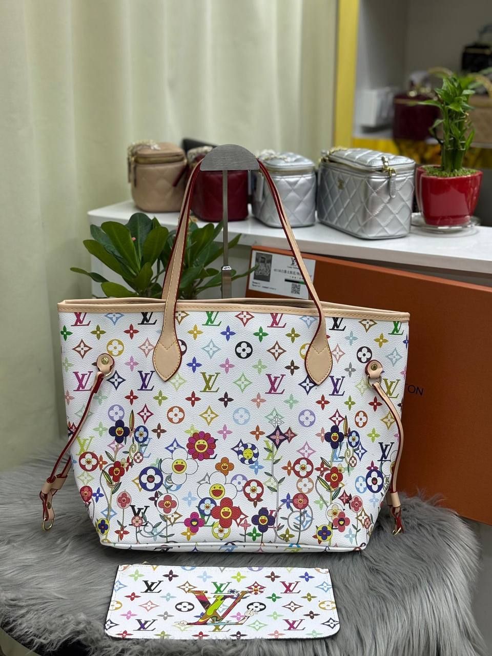 LV  
SIZE  ……… 45 CM 🥰

85 dhs🪙🌨️

with BOX🌷

Zain244
♥️♥️♥️
