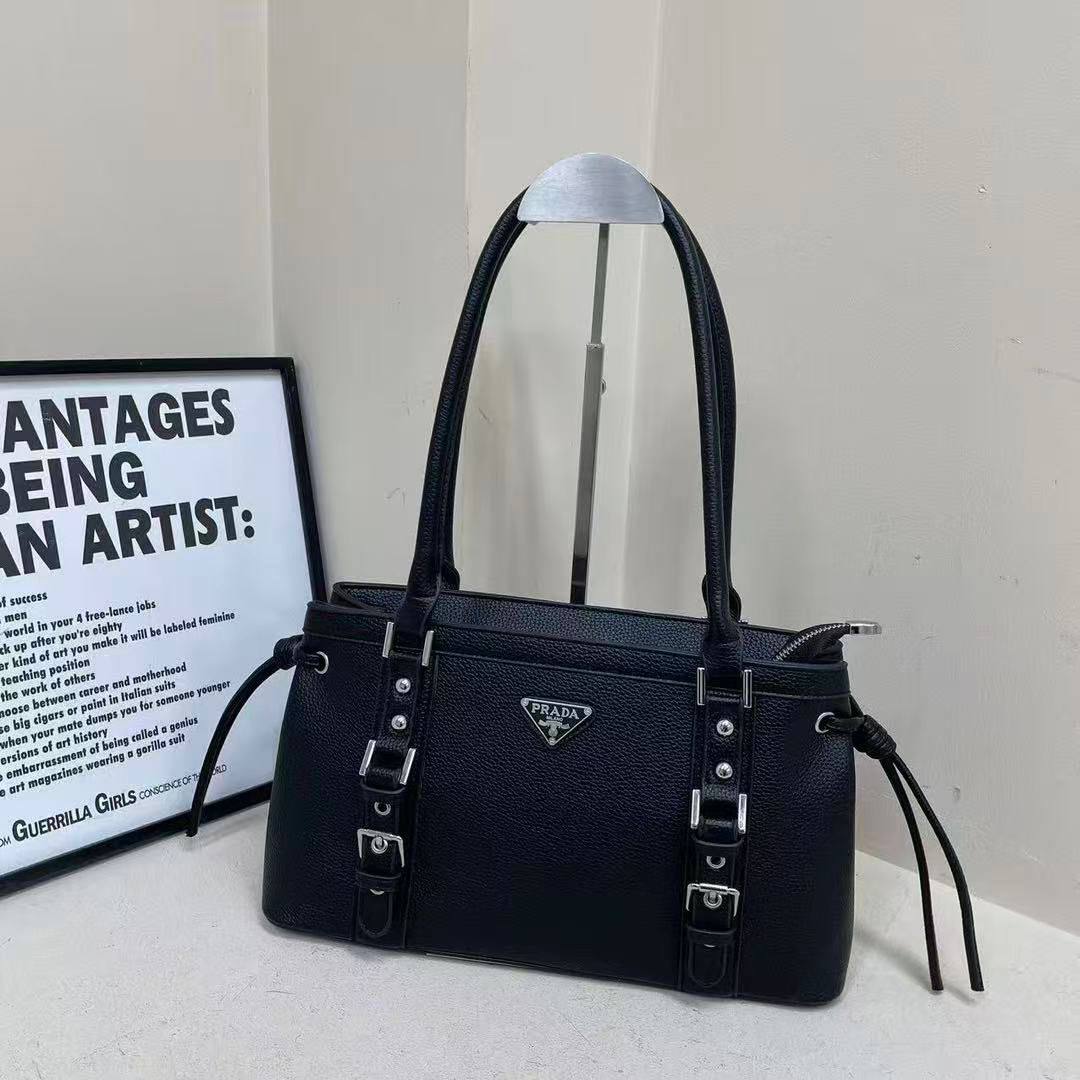 PRADA 
115 dhs✅
Size 34 cm 

Zain161
♥️♥️♥️