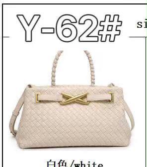 Bottega

120 dhs
With box

Zain143
♥️♥️♥️