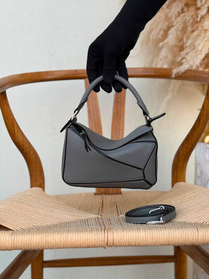 LOEWE
18cm
320 dhs🇦🇪🇦🇪
Top quality 
With box🎁

Zain167
♥️♥️♥️