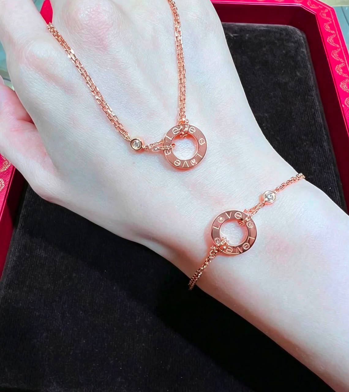 Cartier set
Necklace 
Bracelet 
Master Quality 💕

*80* AED normal box 📦

Zain48
♥️♥️♥️