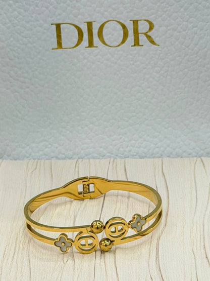 Stainless steel🍁 

Bangle ✨

 Non turnish💕

20 dhs🇦🇪🇦🇪

Zain263
♥️♥️♥️