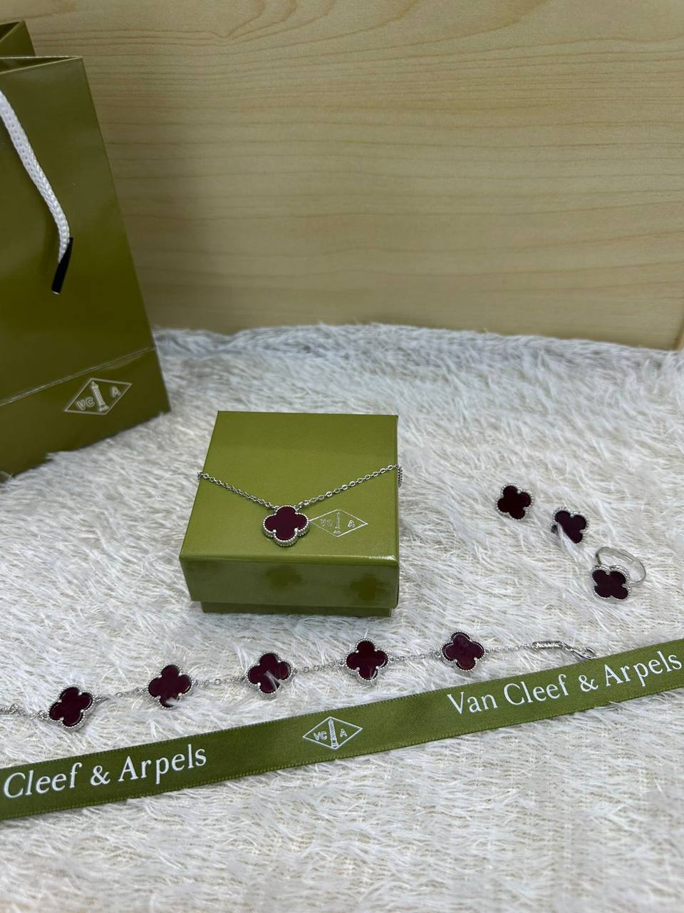 VCA SET ❤️‍🔥*
Necklace 🌸
Earring ✨
Bracelet 🍁
Ring 💍 free size ❣️
Stainless Steel 💯
Non tarnish 💯
With normal boxes 📦 
45 dhs🪙🌨️
With master box 🗃️ 
80 dhs🪙🌨️

Zain216
♥️♥️♥️