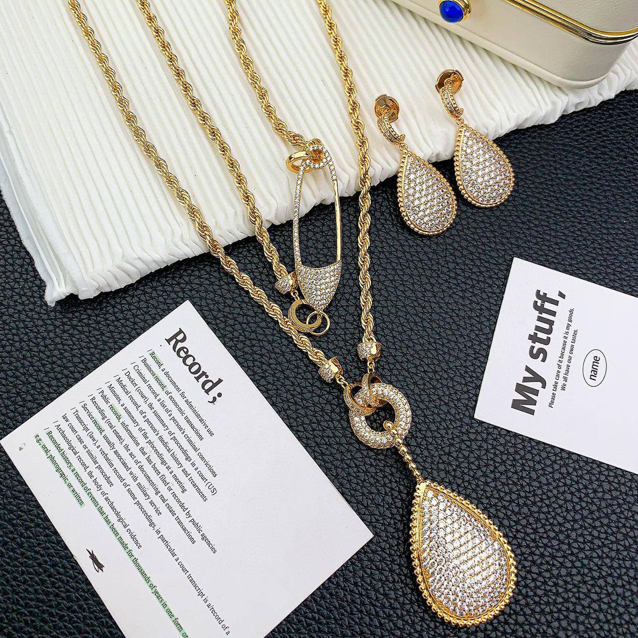 BOUCHRON
SET MASTER💫✨
NECKLACE EARRINGS
WITH BOX AND PAPER BAG🛍️🎁
230 DHS💓

Zain89
♥️♥️♥️