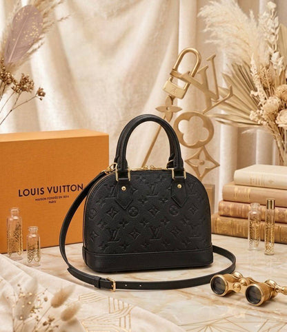 LV
Alma monogram
Gold Hardware
With Long Belt Strap
With BOX
🎁🎁🎁

Size : 25 cm

100 dhs✅

Zain239
♥️♥️♥️