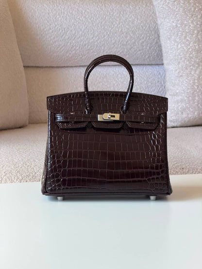 Hermes
Birkin croc 25cm💕master quality😍with box❤️
750 dhs✅

Zain52
♥️♥️♥️
