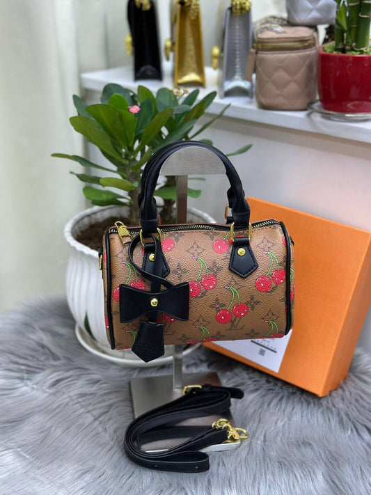 LV 
SIZE  ……… 20CM
85 dhs🪙🌺
with BOX
🎁🎁🎁

Zain244
♥️♥️♥️