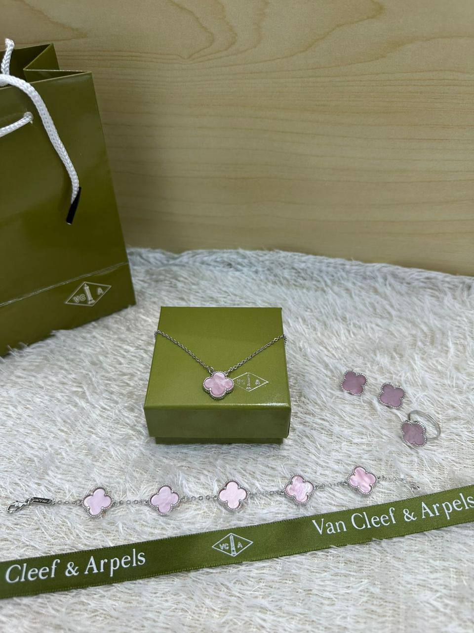 VCA SET ❤️‍🔥*
Necklace 🌸
Earring ✨
Bracelet 🍁
Ring 💍 free size ❣️
Stainless Steel 💯
Non tarnish 💯
With normal boxes 📦 
45 dhs✅
With master box 🗃️ 
75 dhs✅

Zain216
♥️♥️♥️