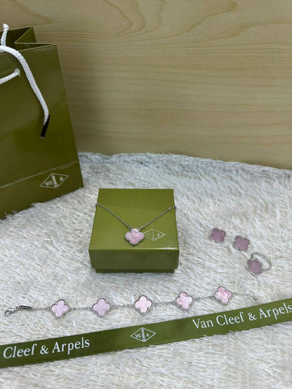 VCA SET ❤️‍🔥*
Necklace 🌸
Earring ✨
Bracelet 🍁
Ring 💍 free size ❣️
Stainless Steel 💯
Non tarnish 💯
With normal boxes 📦 
45 dhs✅
With master box 🗃️ 
75 dhs✅

Zain216
♥️♥️♥️