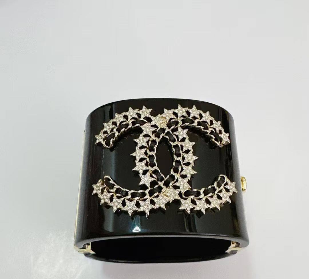 CHANEL
*Handcuff Bangle*
*MASTER*🍃💕
Normal box and paperbag🍃
140 dhs🗽

Zain263
♥️♥️♥️