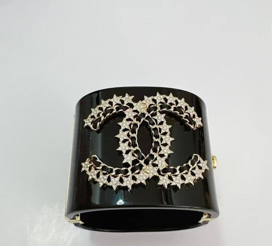 CHANEL
*Handcuff Bangle*
*MASTER*🍃💕
Normal box and paperbag🍃
140 dhs🗽

Zain263
♥️♥️♥️