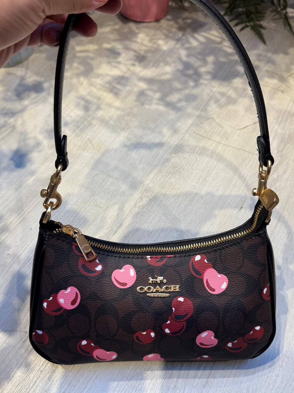 COACH Terry 25

25cm

95 dhs🪙🌨️ 

with box
🎁🎁🎁

Zain44
♥️♥️♥️