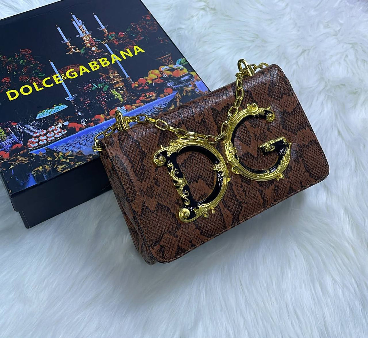 D&G

90 dhs
With box

Zain72
♥️♥️♥️