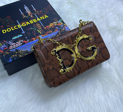 D&G

90 dhs
With box

Zain72
♥️♥️♥️