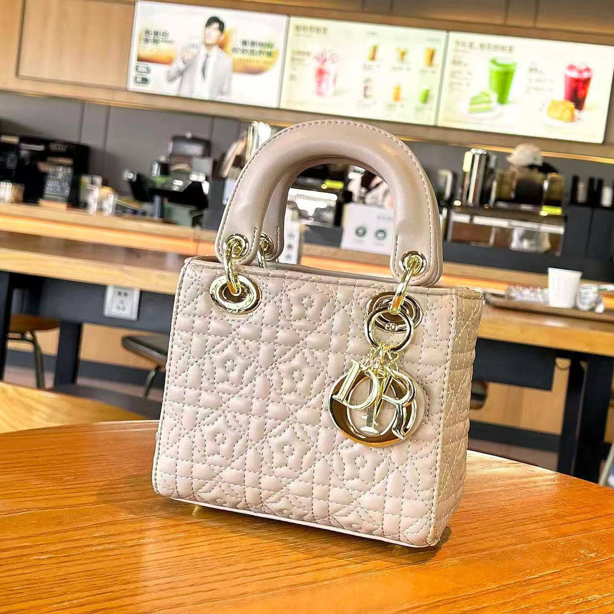 Dior
New Arrival
Very Good quality 
Size:17cm
120 dhs🇦🇪🇦🇪

With box 📦
Zain70
♥️♥️