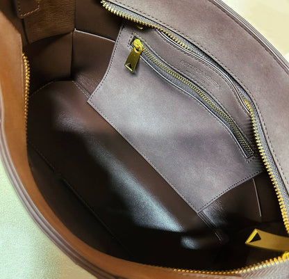 BOTTEGA 

COPY ONE 

NEW CAME 
WITH BOX 

135 dhs🇦🇪🇦🇪

Zain39
♥️♥️♥️