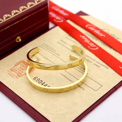 CARTIER MEN 
BANGLE 
55 dhs✅ 

WITH BOX AND PAPER BAG
🎁🎁🎁

Zain89
♥️♥️♥️