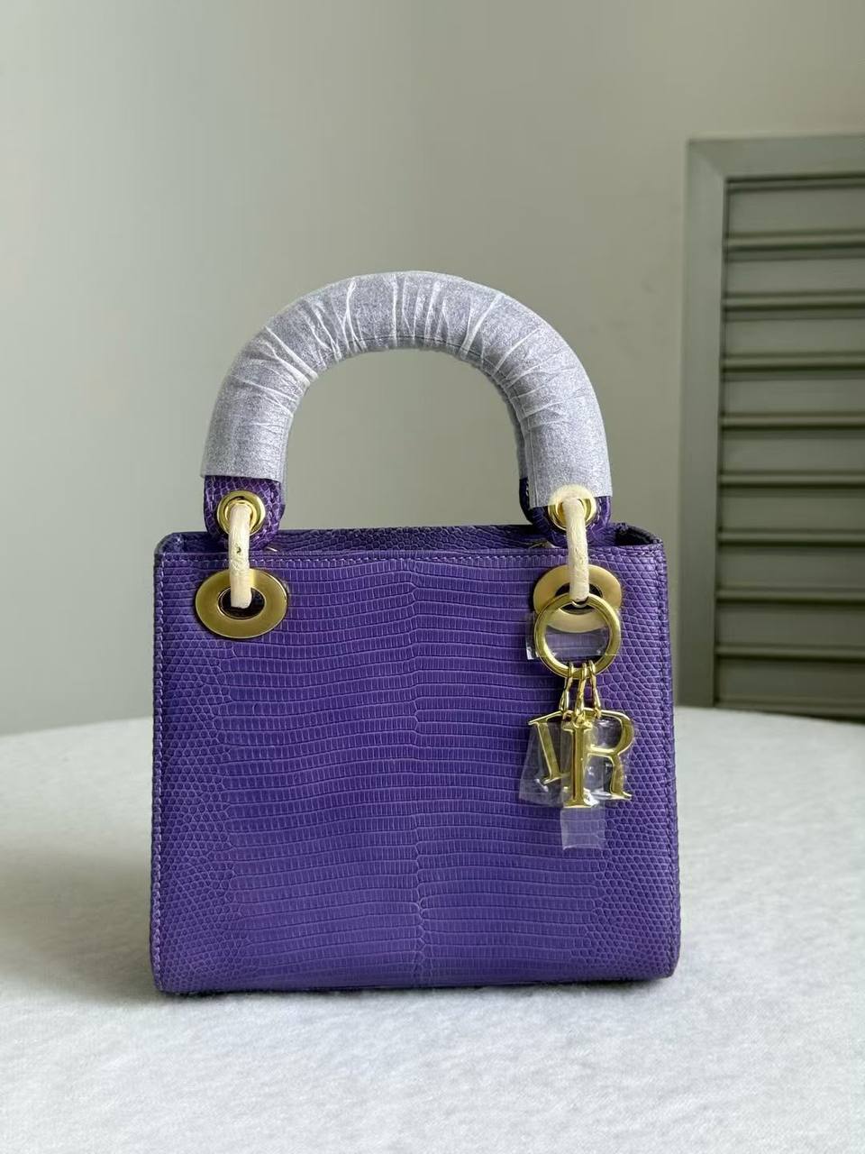 Pre order ❤️
Dior Mini Lady Ombre Lizard Bag featuring a distinct white and gray color gradient❤️❤️
For Price 👇 WhatsApp✅
0568585901 
0507557372
0552275751 Owner Zain 👌

Zain71
♥️♥️♥️