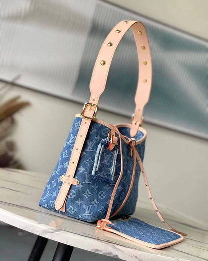 LV CarryAll PM 
Tote Bag✅

size 29 cm

For Price 👇 WhatsApp✅
0568585901 
0507557372
0552275751 Owner Zain 👌

Zain274
♥️♥️♥️