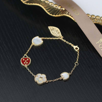 VCA 
Bracelet 🐞
Master quality 💯
With normal boxes 📦 
65 dhs🇦🇪🇦🇪

With master box 🗃️ 
110 dhs🇦🇪🇦🇪

Zain216
♥️♥️♥️