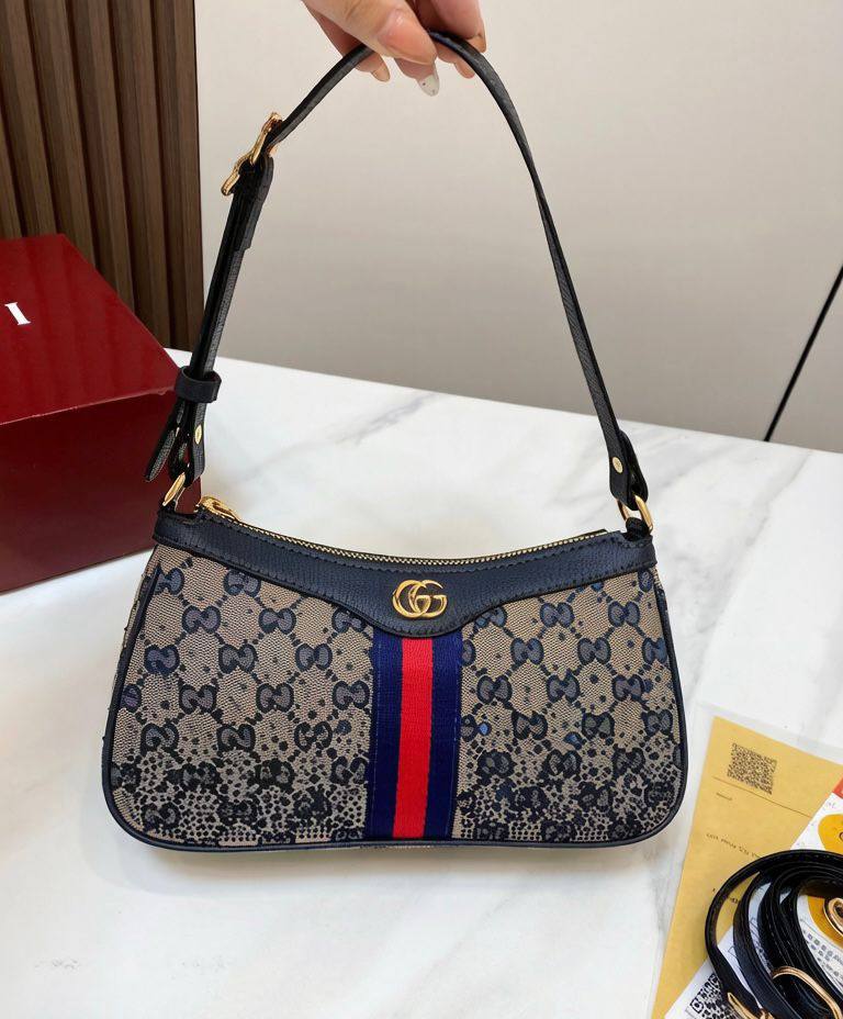 GUCCI

 COPY ONE

 WITH BOX 

155 dhs✅

Size:25cm

Zain39
♥️♥️♥️