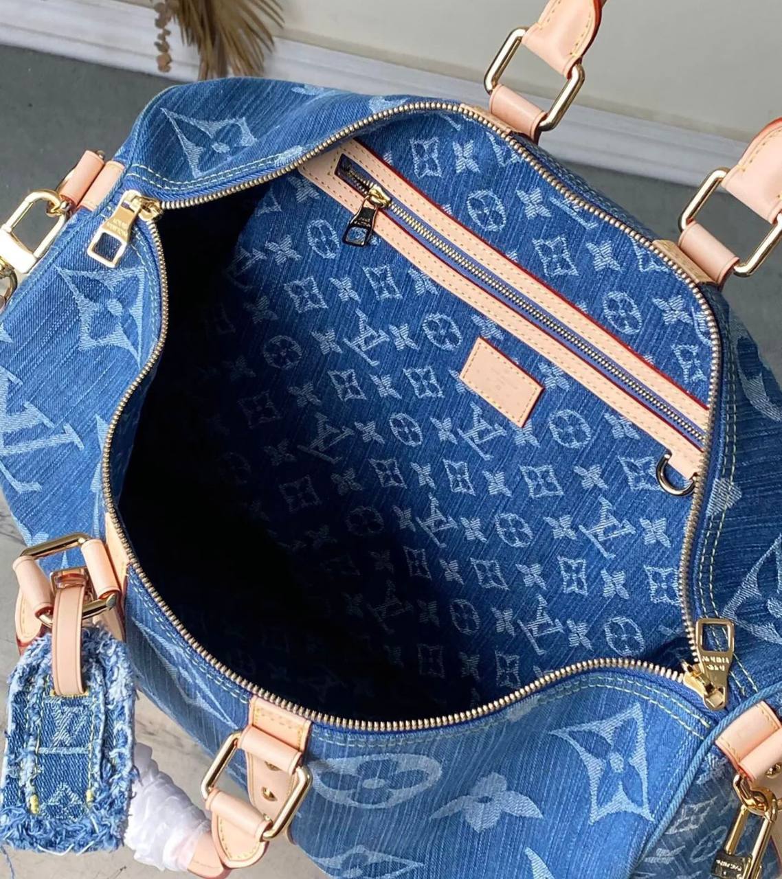 LV
 TRAVELLING BAG 
COPY ONE 
190 dhs✅
with leather, very nice quantity) 

Zain39
♥️♥️♥️